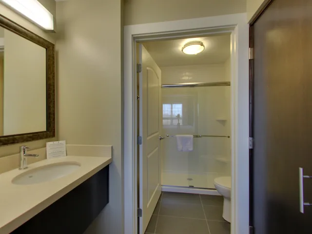 جناح بسرير كينج بغرفة نوم واحدة، STAYBRIDGE SUITES MADISON FITCHBURG 6/7