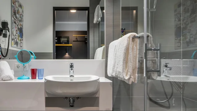 غرفة قياسية بسرير كوين بمطبخ صغير، Holiday Inn - the niu, Fury Aschheim Messe, an IHG Hotel 5/5