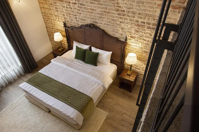 لوفت عائلي، Mest Hotel 2/5