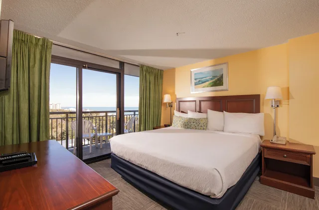 شقة سكنية بسرير كينج وسريرين كوين بغرفتي نوم بإطلالة جزئية على البحر مع أريكة، Grande Shores Ocean Resorts Condominiums 1/5