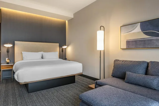 غرفة بسرير كينج بشرفة، Courtyard by Marriott Fort Lauderdale Downtown 1/2