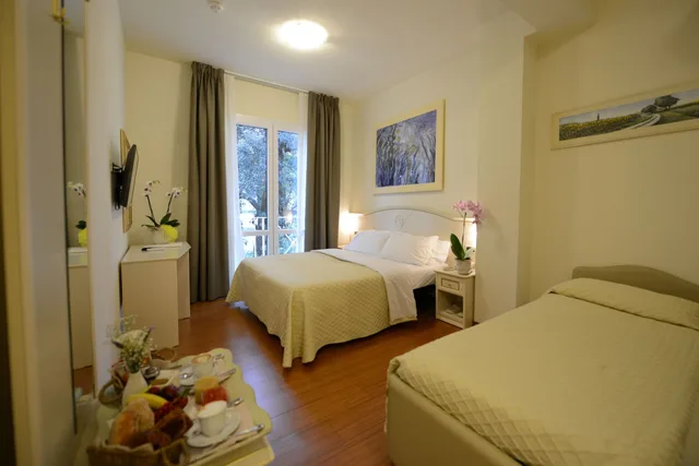 غرفة كلاسيكية ثلاثية بسرير مزدوج وسرير فردي، Hotel Viscardo 2/3