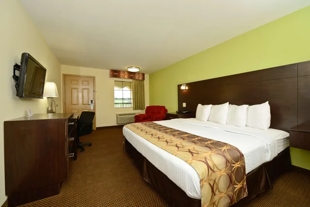غرفة بسرير كينج بمطبخ صغير، Americas Best Value Inn Suites Lake Charles At I 210 Exit 11 1/3