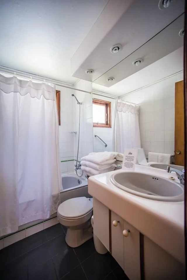 كابينة عائلية بسرير مزدوج وسريرين منفصلين مع أريكة، Yelcho Hotel en la Patagonia 5/6