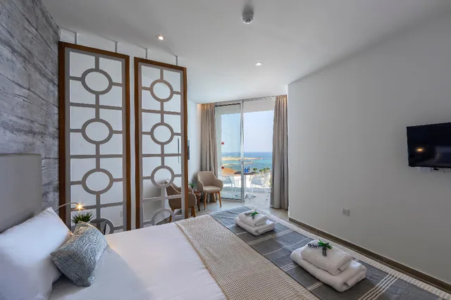 غرفة ديلوكس بإطلالة جزئية على البحر، Leonardo Plaza Cypria Maris Beach Hotel And Spa - Adults Only 1/2