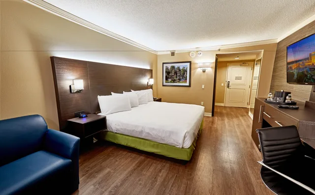 Room, King Bed, Sunset Tower، Hollywood Casino St Louis 2/4