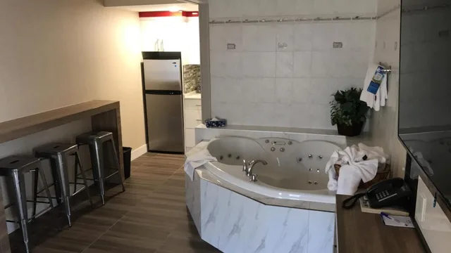 جناح بسرير كينج بجاكوزي، Baymont by Wyndham Medicine Hat 10/10