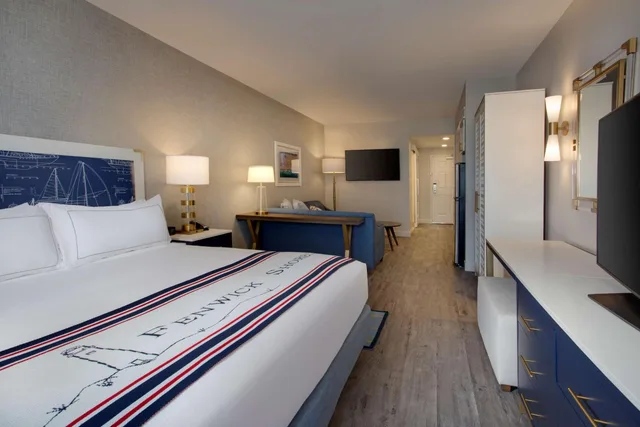 جناح جونيور بسرير كينج مع أريكة بمطبخ صغير لذوي الإعاقة، Fenwick Shores, Tapestry Collection by Hilton 1/1