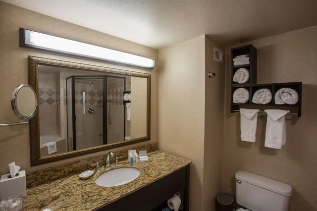 جناح بسرير كينج بحوض جاكوزي، Hampton Inn Suites Stillwater 2/3