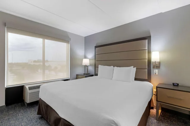 جناح بسرير كينج بجاكوزي، Best Western Plus McAllen Airport Hotel 1/4