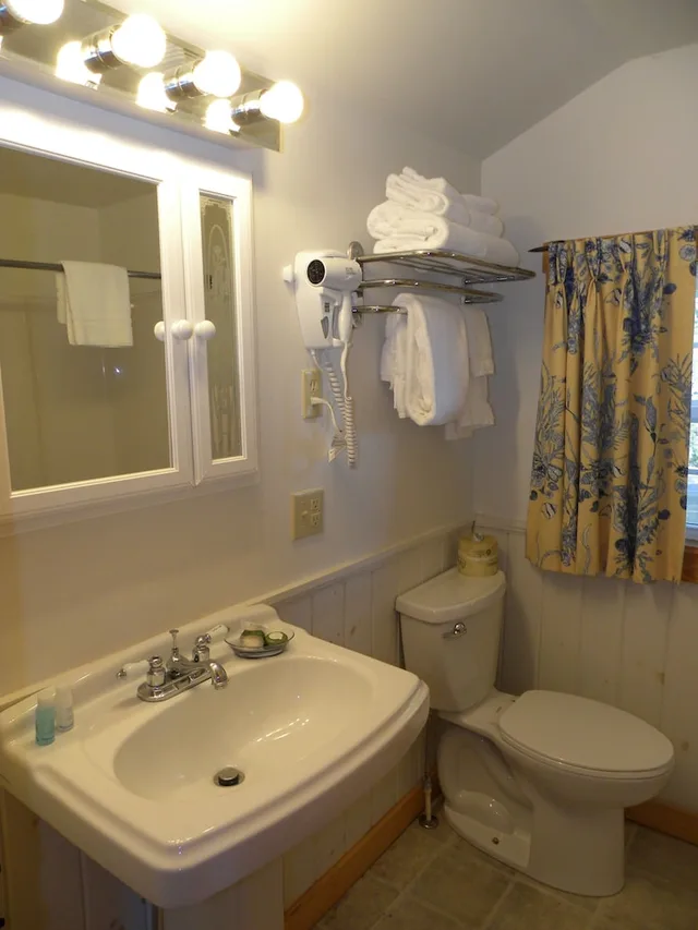 كوخ بسرير كينج بإطلالة على البحر بغرفة نوم واحدة بمطبخ صغير، Colonial Gables Oceanfront Village 2/2