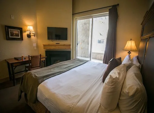 جناح بسرير كينج وسريرين كوين بغرفتي نوم، Silverado Lodge 1/6