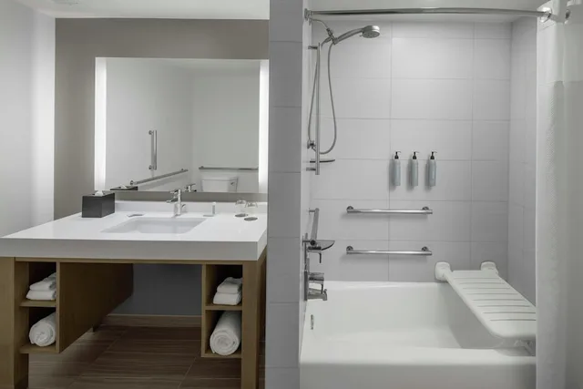 جناح بسرير كينج مع أريكة، Courtyard by Marriott Orlando South/Grande Lakes Area 4/4