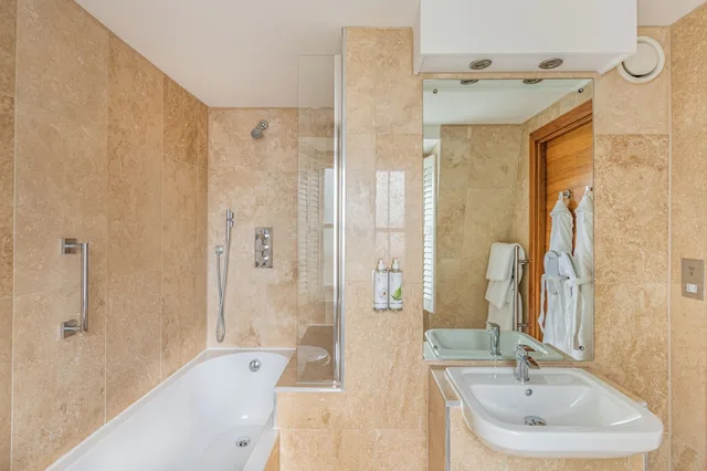 Inland, Twin Beds، The Christchurch Harbour 6/10