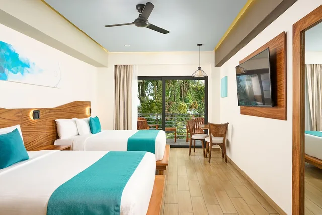 Deluxe, 2 Double Beds, Partial Lagoon View، Cristalino Lagoon Front Hotel, Restaurant & Spa 3/4