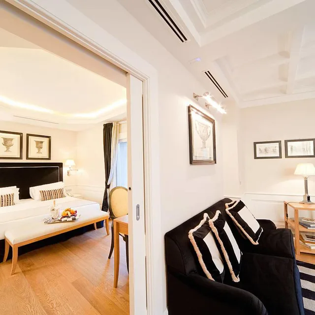 جناح رئاسي بسرير فردي بشرفة مع أريكة بجاكوزي، Trevi Palace Luxury Inn 3/9