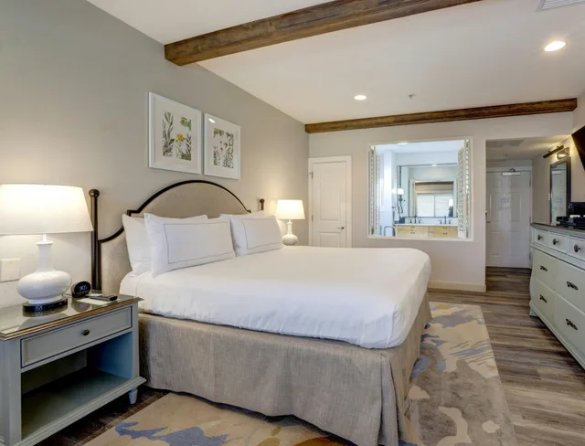 غرفة بسرير كينج بشرفة مع أريكة بحوض استحمام، The Lodge at Healdsburg, tapestry Collection by Hilton 1/6