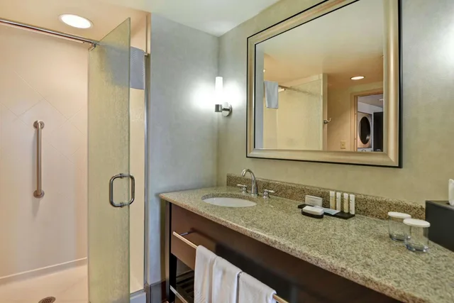 جناح بسرير كينج بغرفتين مع أريكة، Embassy Suites By Hilton Savannah Airport 2/3