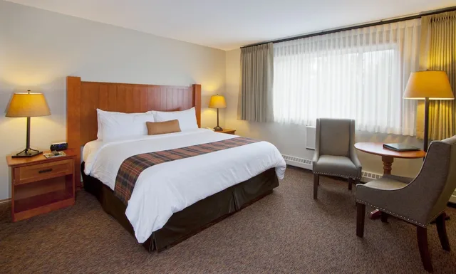 Standard, Queen Bed, WHISTLERS INN 1/3