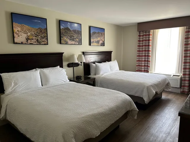 غرفة بسريرين كوين، Holiday Inn & Suites Barstow 1/4