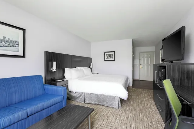 غرفة قياسية بسرير كينج مع أريكة، Holiday Inn Express Lancaster 2/4
