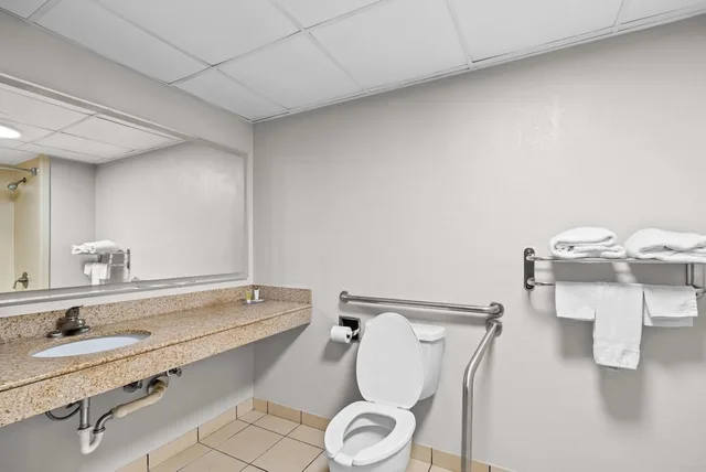 غرفة قياسية بسرير كينج لذوي الإعاقة، Days Inn By Wyndham Statesboro 9/9