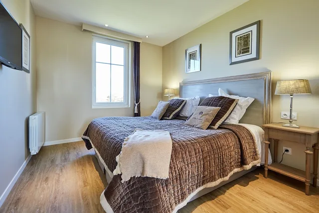 غرفة رومانسية ديلوكس بسرير مزدوج بإطلالة على البحر، Les Villas D Arromanches 1/3
