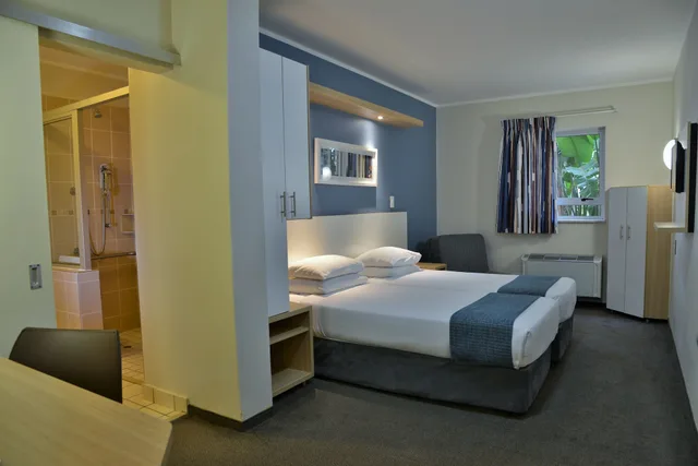 غرفة بسريرين منفصلين لذوي الإعاقة، Road Lodge Cape Town International Airport 2/3
