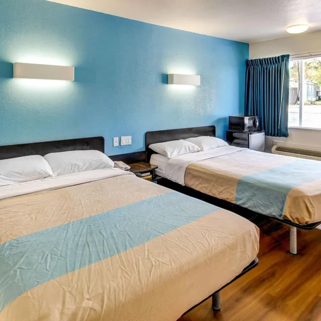 غرفة بسرير كينج وسريرين كوين، Motel6 Waco, TX - Lacy Lakeview 3/6