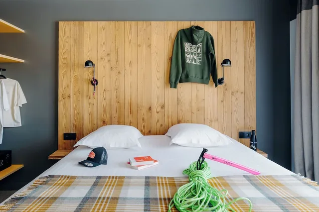 غرفة كومفورت رباعية بسرير كينج بإطلالة على الجبل بغرفة نوم واحدة مع أريكة، Plan B Hotel - Living Chamonix 7/9