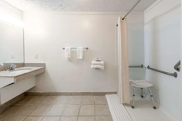 1 King Bed - Mobility Accessible Tub, Nsmk، Motel6 Mansfield, OH 10/10