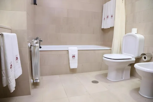 غرفة بسرير مزدوج وسرير فردي مع سرير إضافي، Hotel Mira Corgo 4/5