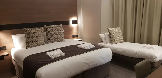 غرفة سوبيريور ثلاثية بسرير كينج وسرير فردي، Merit Kensington Hotel 1/5
