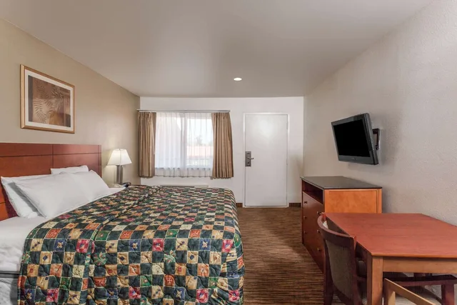 غرفة بسرير كينج لذوي الإعاقة، Travelodge by Wyndham Hemet CA 2/6