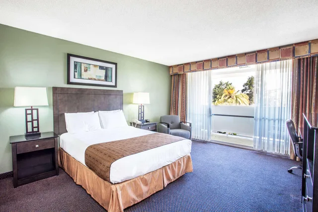 غرفة بسرير كوين، Travelodge By Wyndham Monterey Bay 1/5