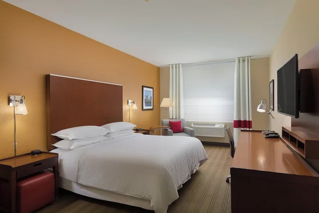 غرفة قياسية بسرير كينج، Four Points by Sheraton Portland East 1/3