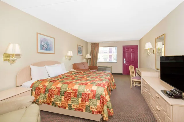 جناح بسرير كينج، Days Inn & Suites by Wyndham Bentonville 1/1
