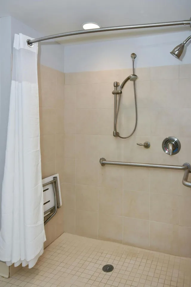 غرفة ديلوكس بسرير كينج بإطلالة على المرسى، Courtyard Marriott Charlotte Concord 3/4