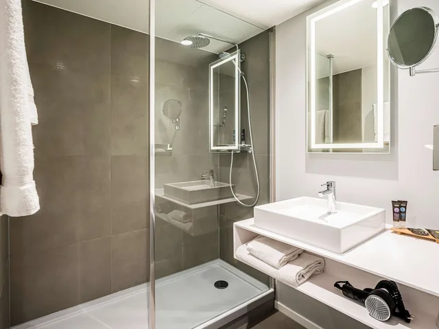 غرفة تنفيذية بسرير مزدوج مع أريكة، Novotel Den Haag City Centre Hotel 5/9