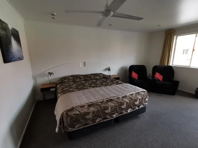 استوديو تنفيذي، Bks Egmont Motor Lodge 2/2