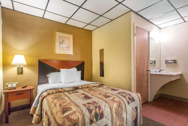 غرفة بسرير مزدوج، Rodeway Inn Sandusky North 1/2