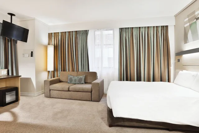 غرفة قياسية بسرير مزدوج مع أريكة، HOLIDAY INN EXPRESS CAPE TOWN CITY CENTRE 1/7