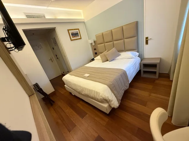 Economy, Single, Hill View، Parigi 1/6