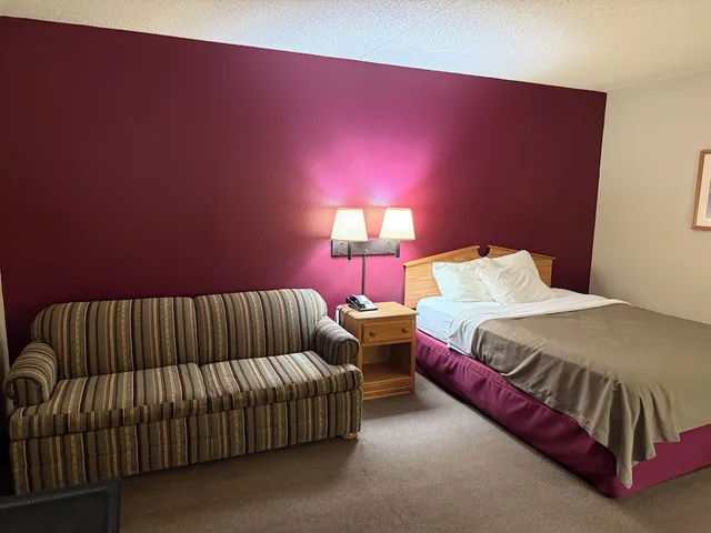 غرفة قياسية بسرير كوين مع أريكة، Rodeway Inn Hesston, KS 8/10
