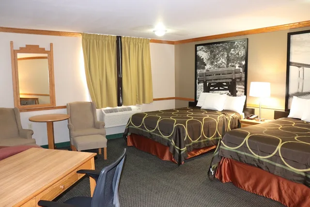 Room, 2 Queen Beds, Super 8 Sheldon 3/5