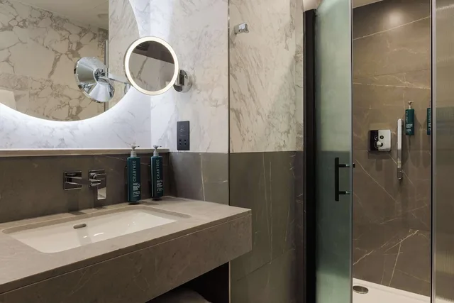 جناح بسريرين مزدوجين مع أريكة، DoubleTree by Hilton London Victoria 9/10