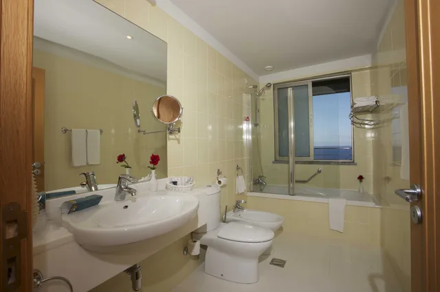 غرفة كلاسيكية بسريرين منفصلين أو سرير مزدوج بإطلالة على البحر، Madeira Regency Cliff - Adults Only 4/5