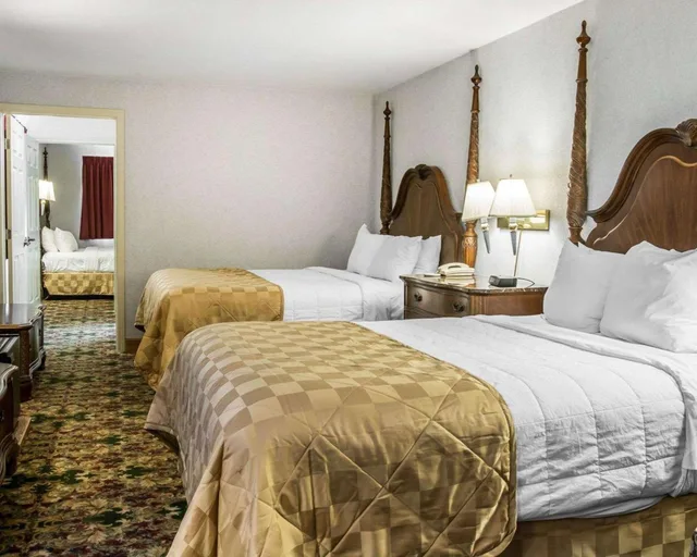 Suite, Queen Bed, Lake View, Clarion Hotel Mackinaw City Beachfront 1/2