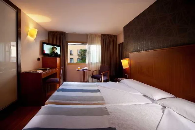 غرفة بسرير مزدوج مع سرير إضافي، Nuevo Torreluz Hotel 2/4