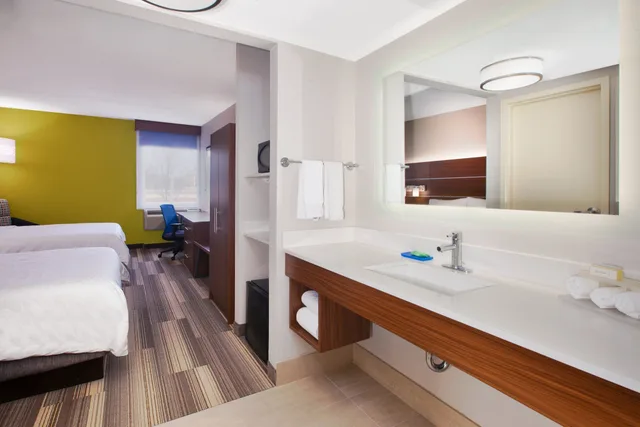 Standard, 2 Queen Beds, Holiday Inn Express Fairfax - Arlington Boulevard 5/5